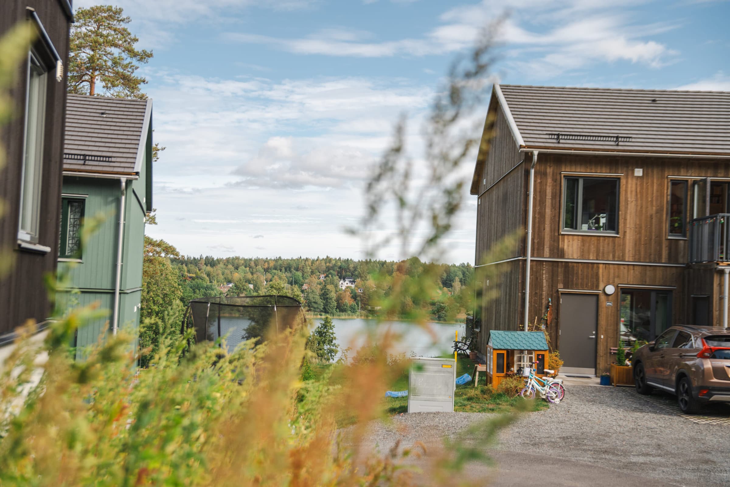 Sjövyn mellan husen med sjöutsikt
