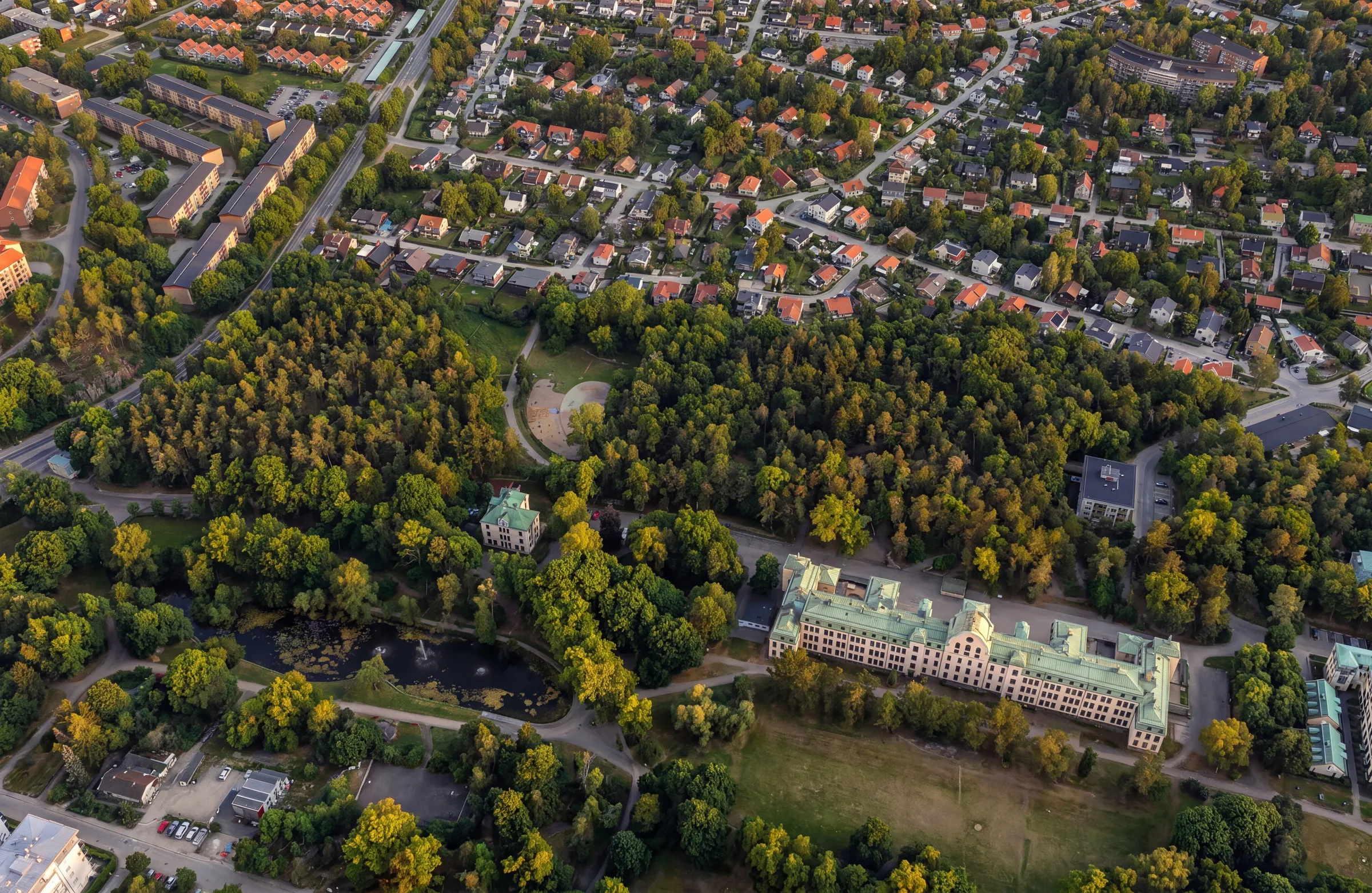 Drönarvy med Långbroparken och slottet i parkmiljö