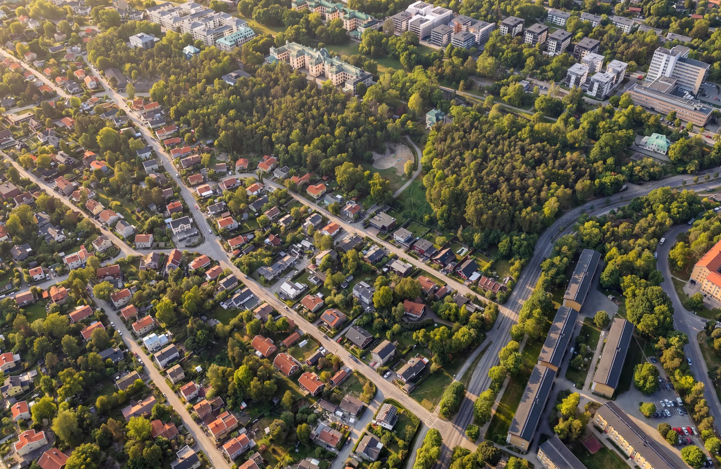 Drönarvy över villaområdet kring Mickelsbergsvägen