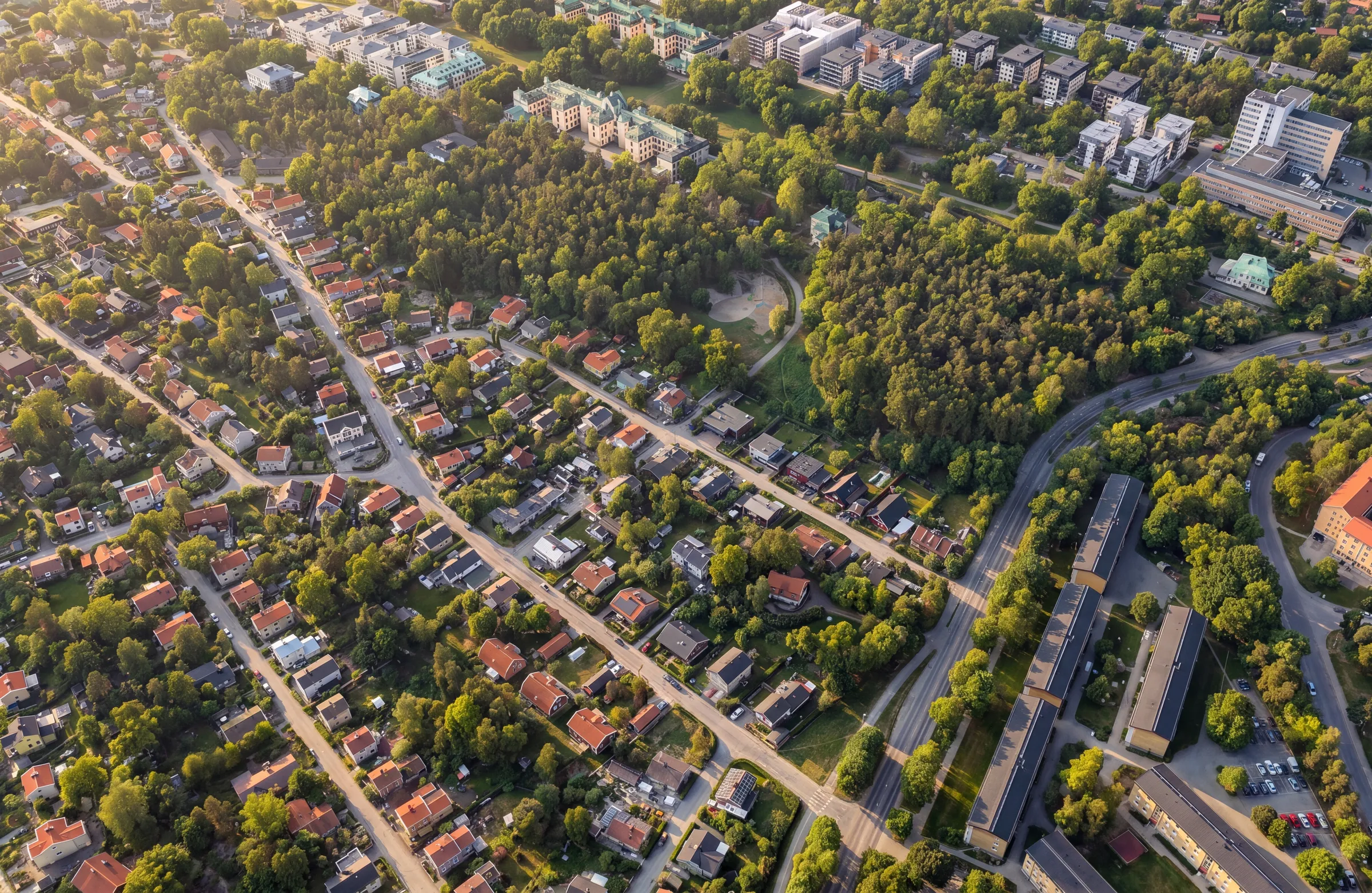 Drönarvy över villaområdet kring Mickelsbergsvägen