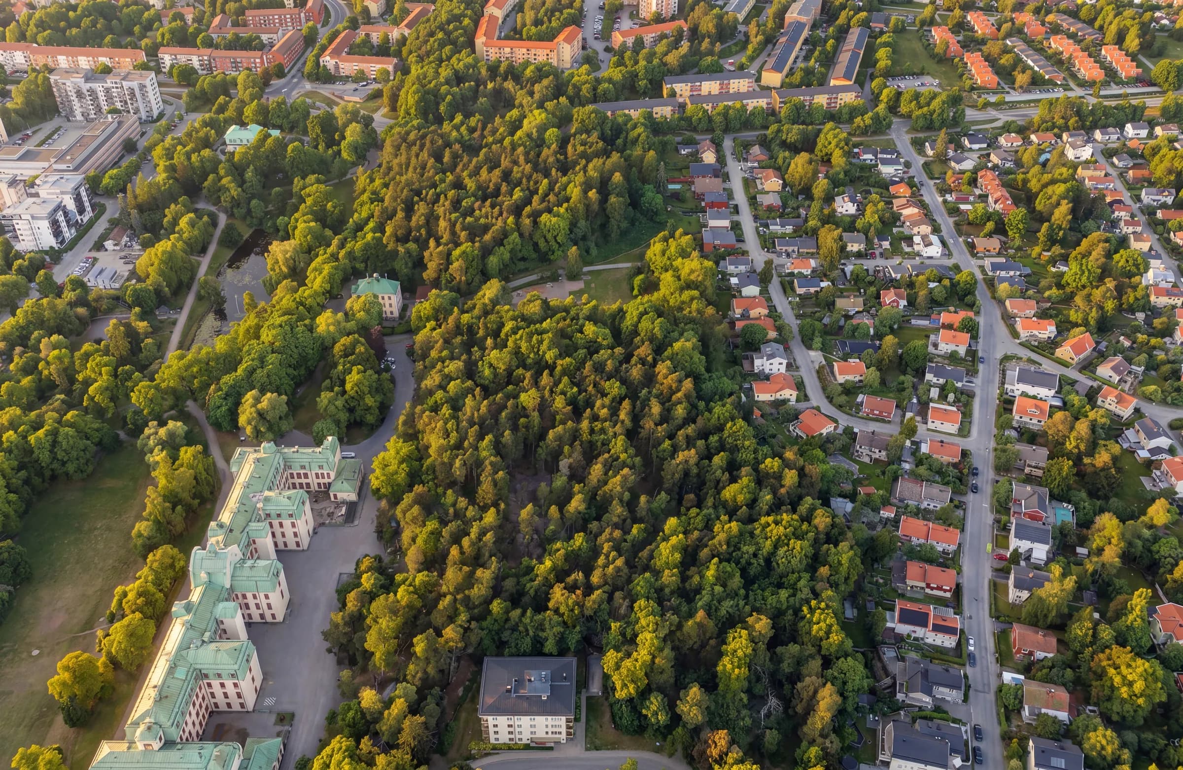 Drönarvy över Långbroparken med villaområdet
