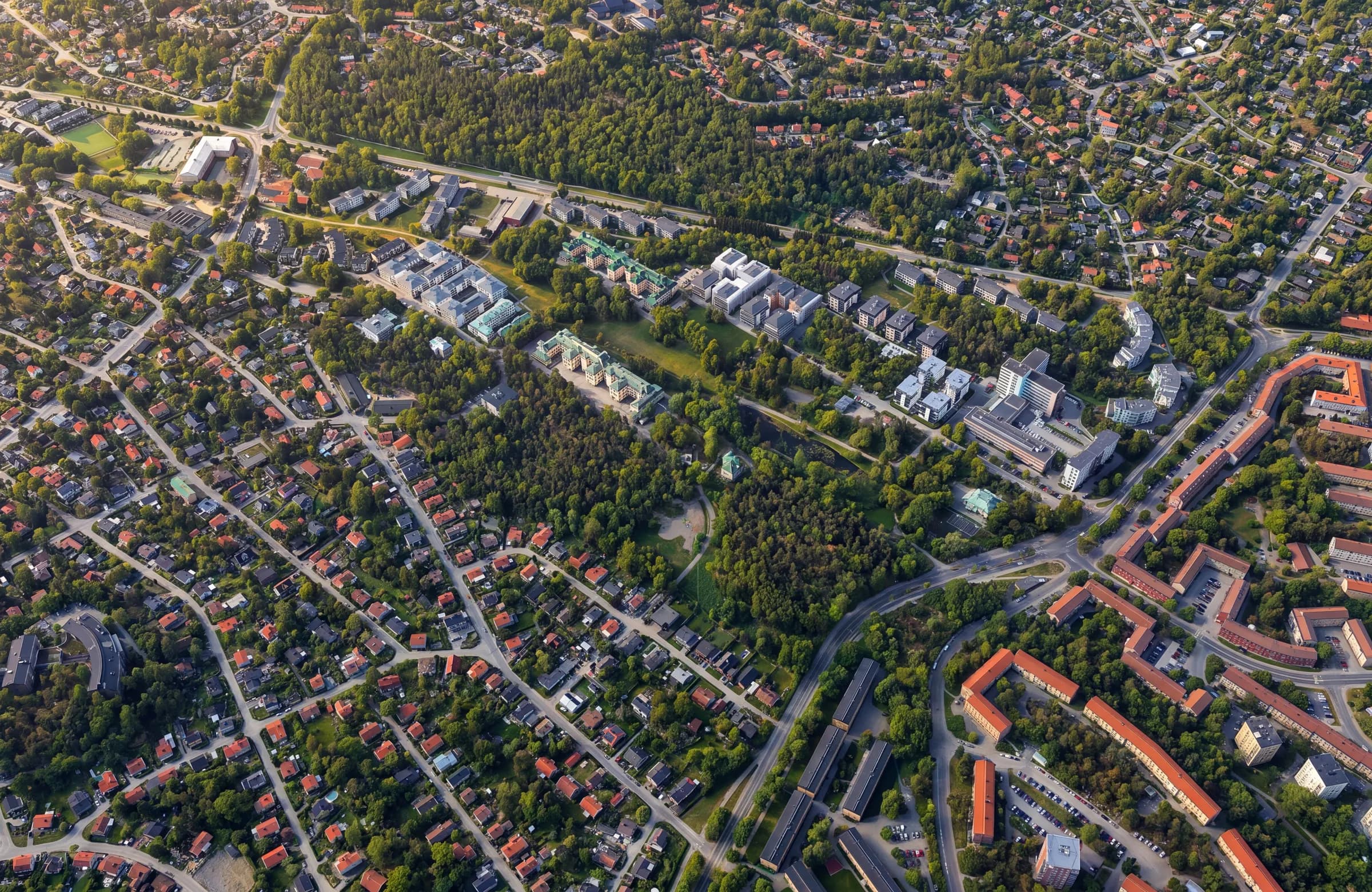 Drönarvy över Älvsjö och växande stadsdel