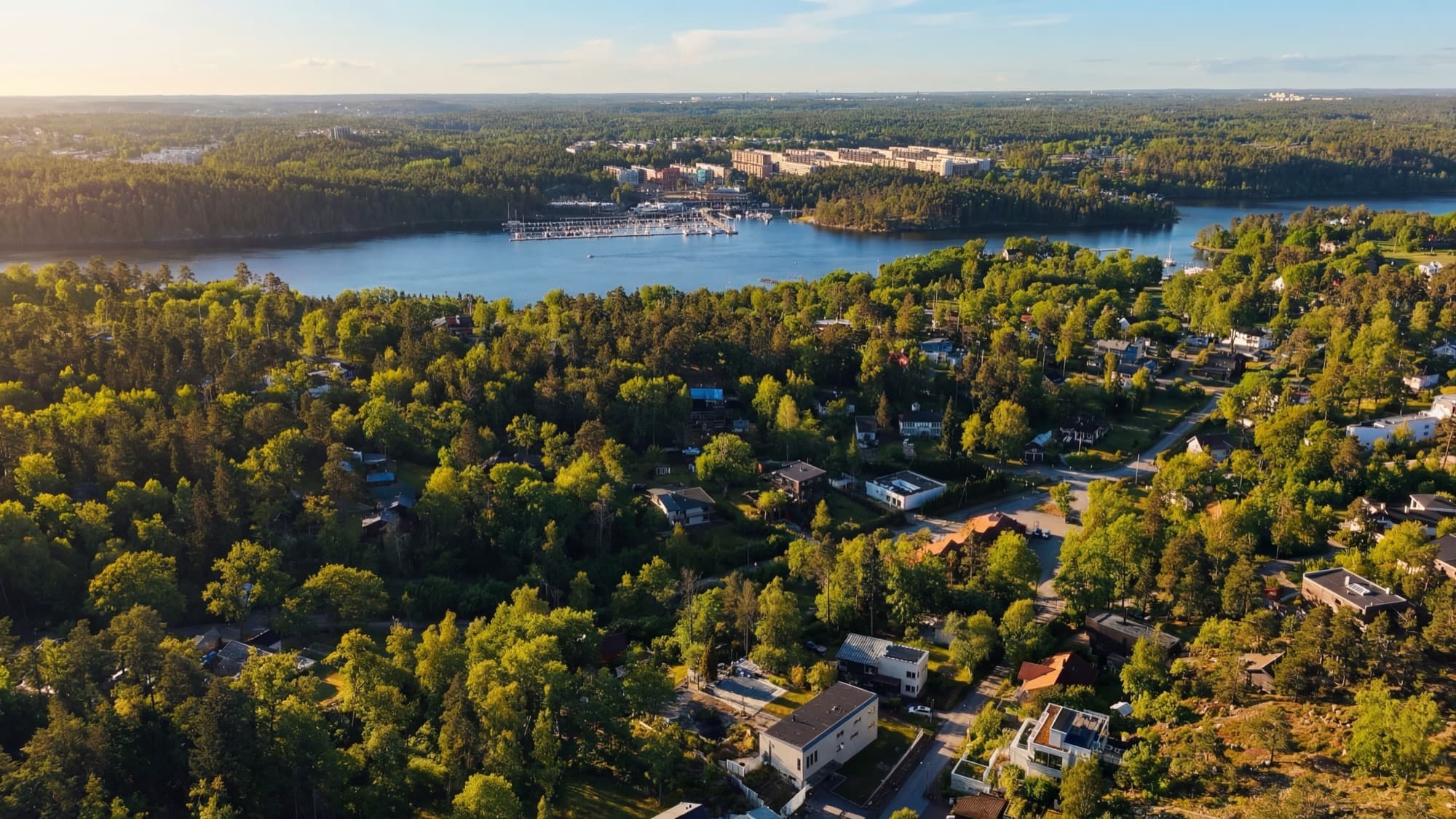 Drönarbild över Södra Lännersta och sjön