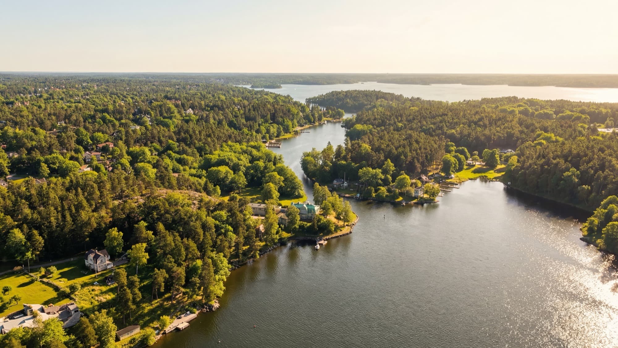 Vattenvy med skärgård och grönska