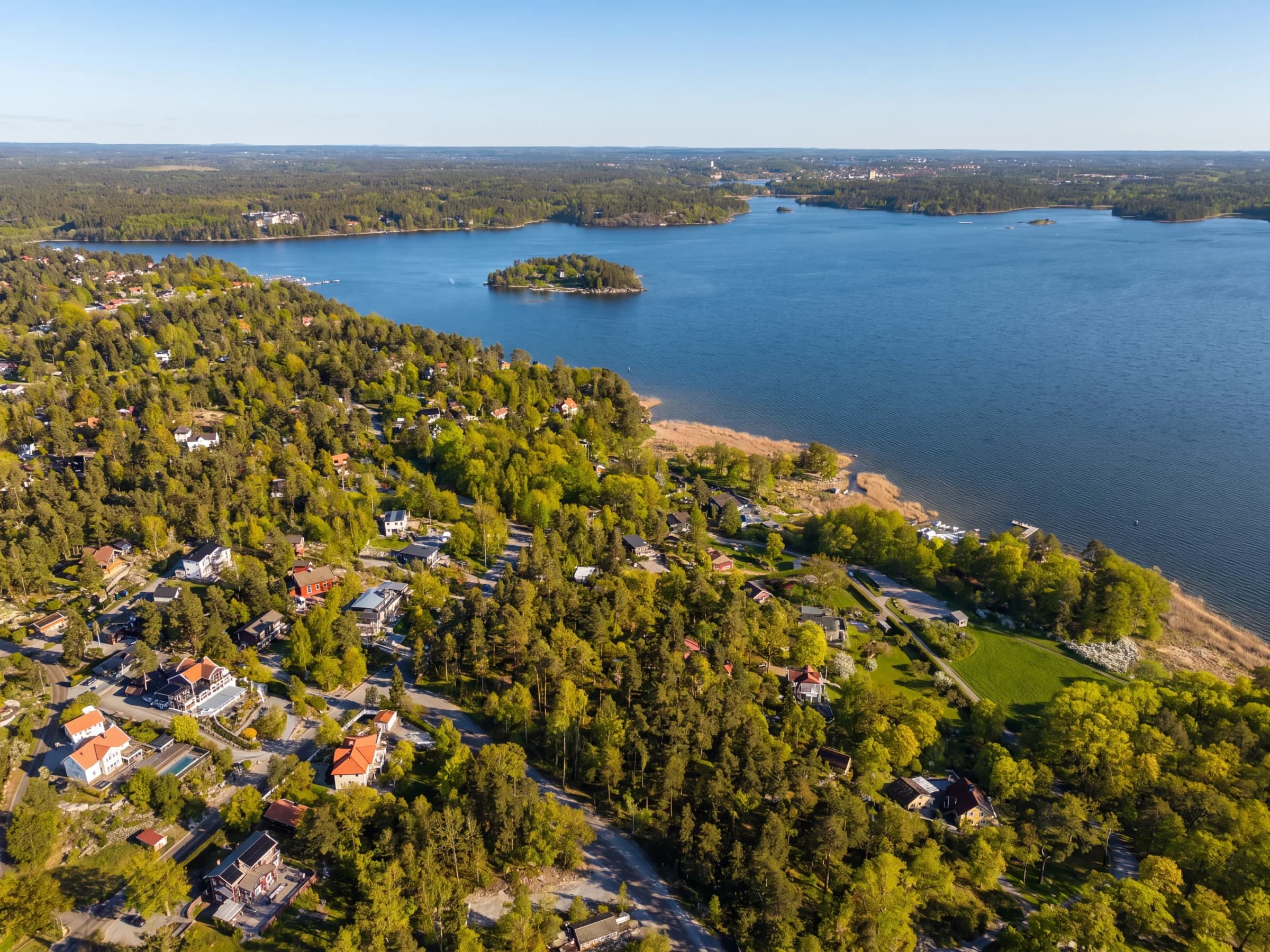 Drönarvy över Saltsjö-Boo mot vattnet
