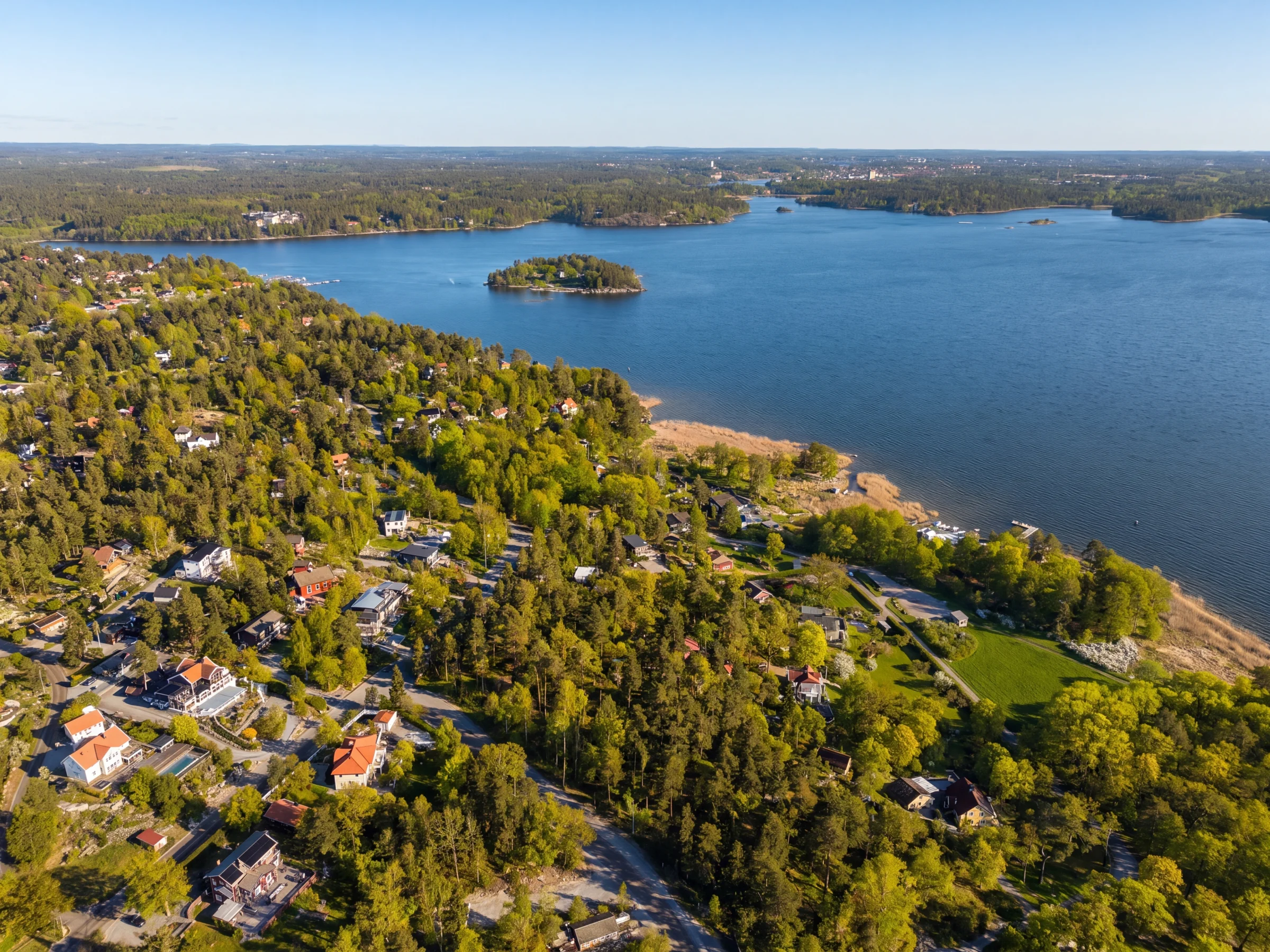 Drönarvy över Saltsjö-Boo mot vattnet