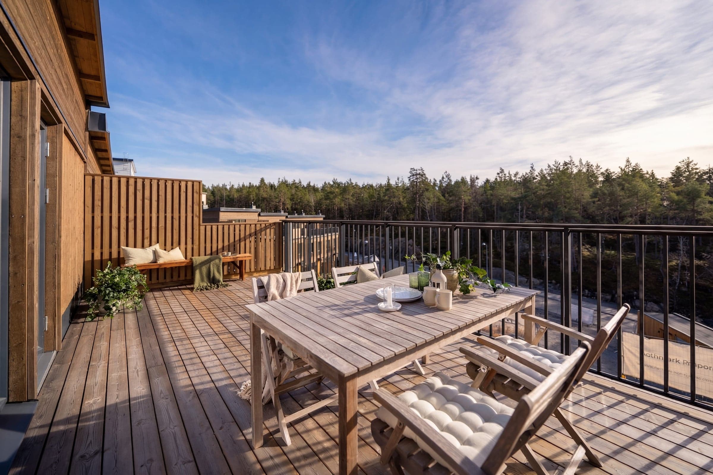 Takterrass med utsikt över skogen