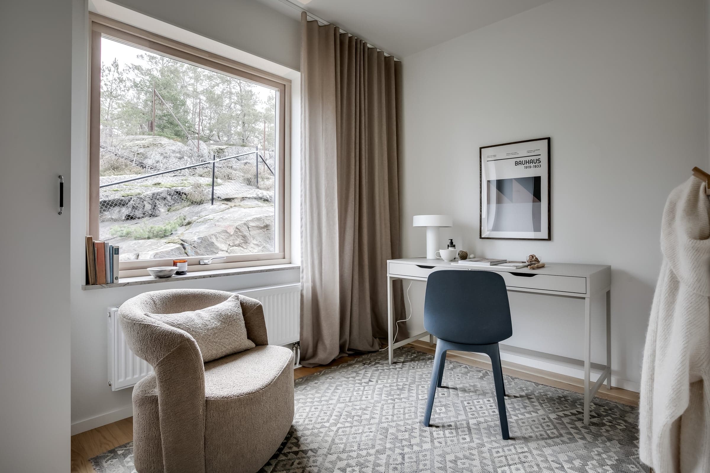 Arbetsrum med utsikt mot berg