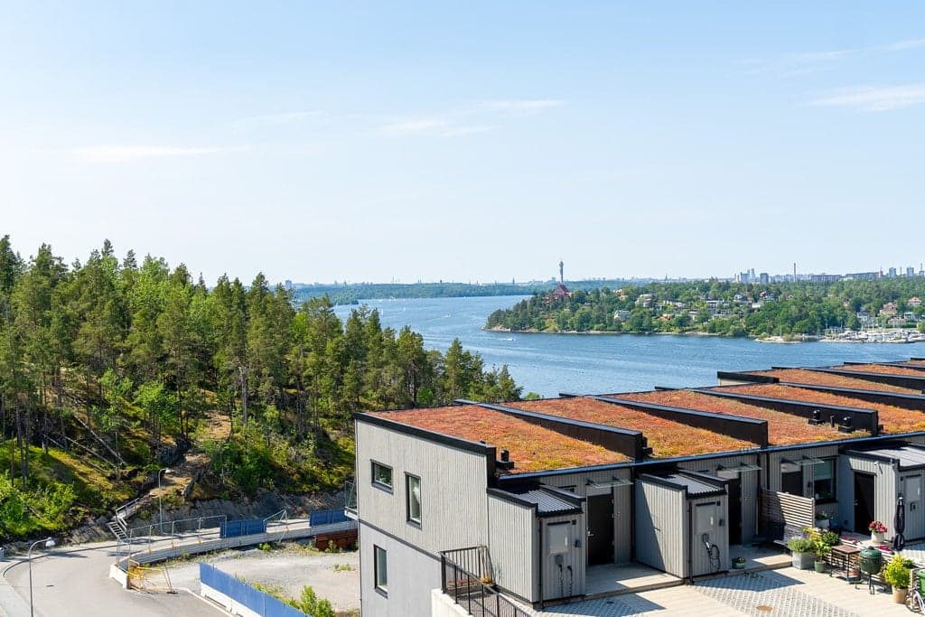 Vy över hustaken och vattnet