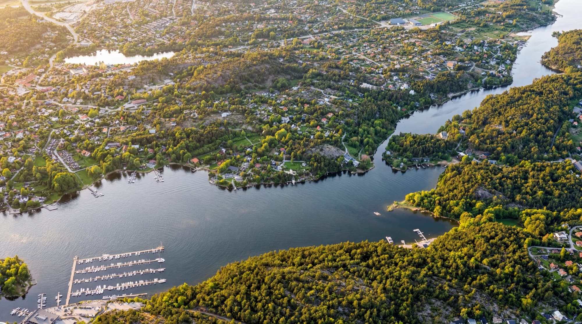 Drönarbild över Lännersta med vatten och marina