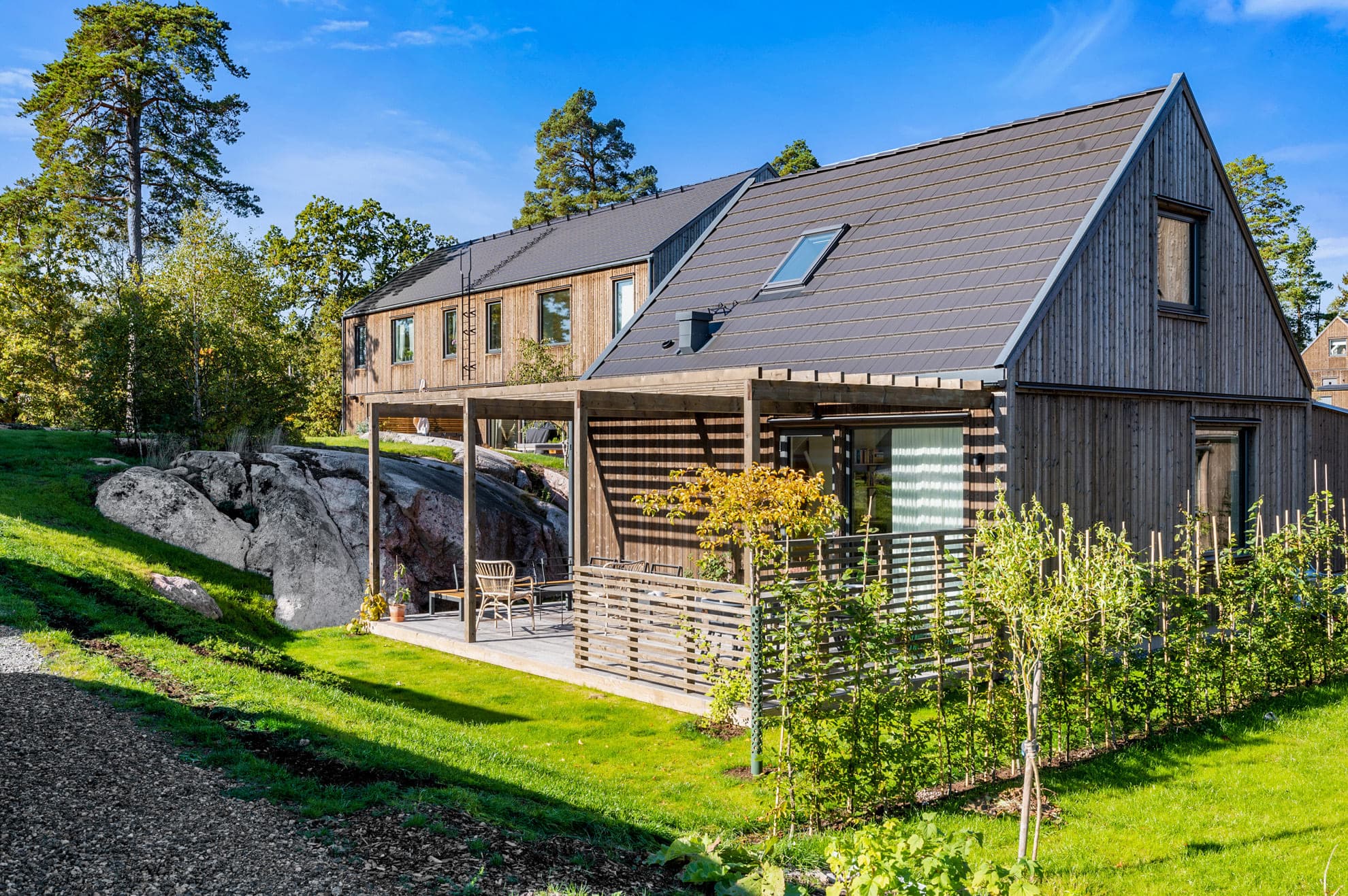 Villa med pergola och trädgård