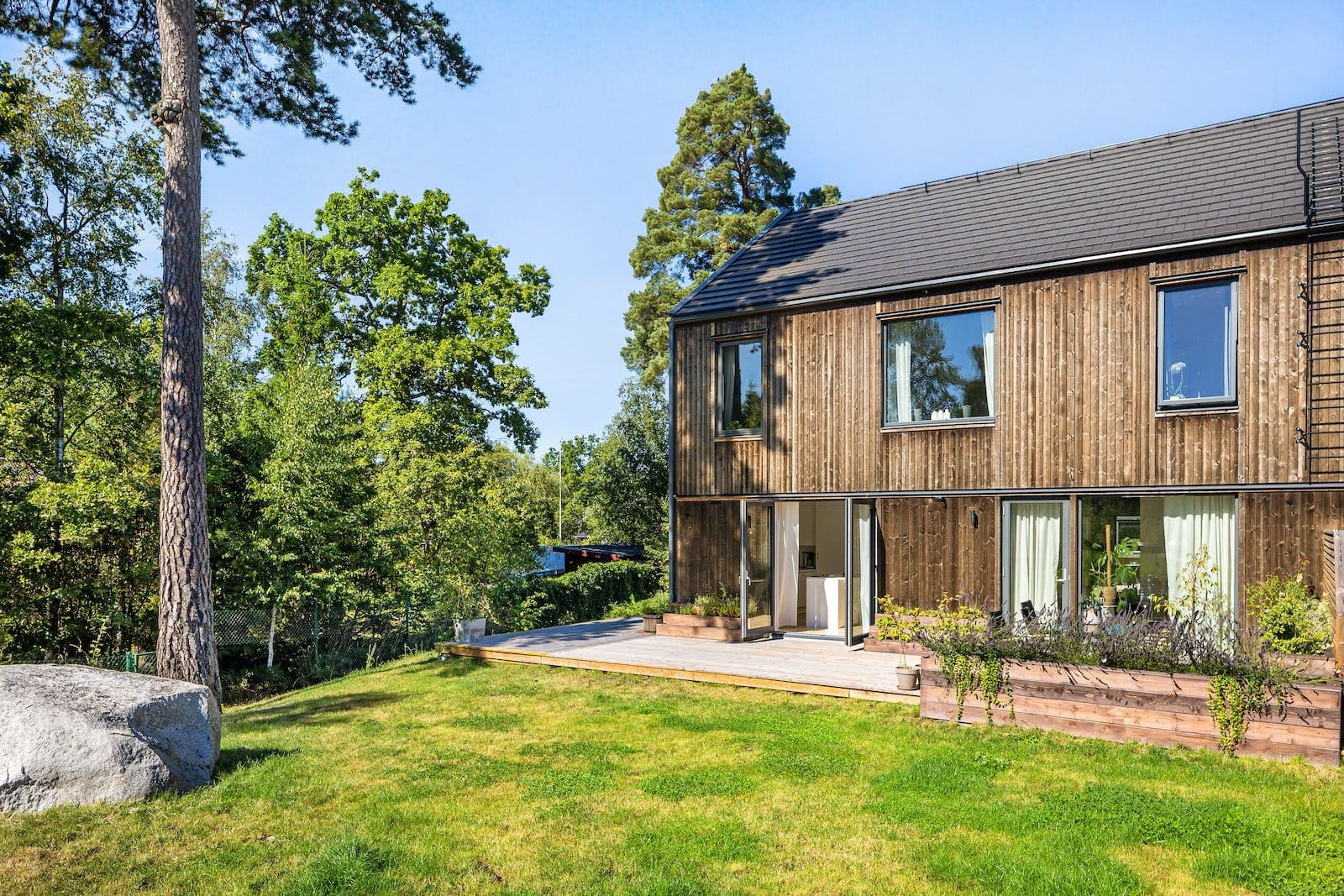 Villa exteriör med trädgård
