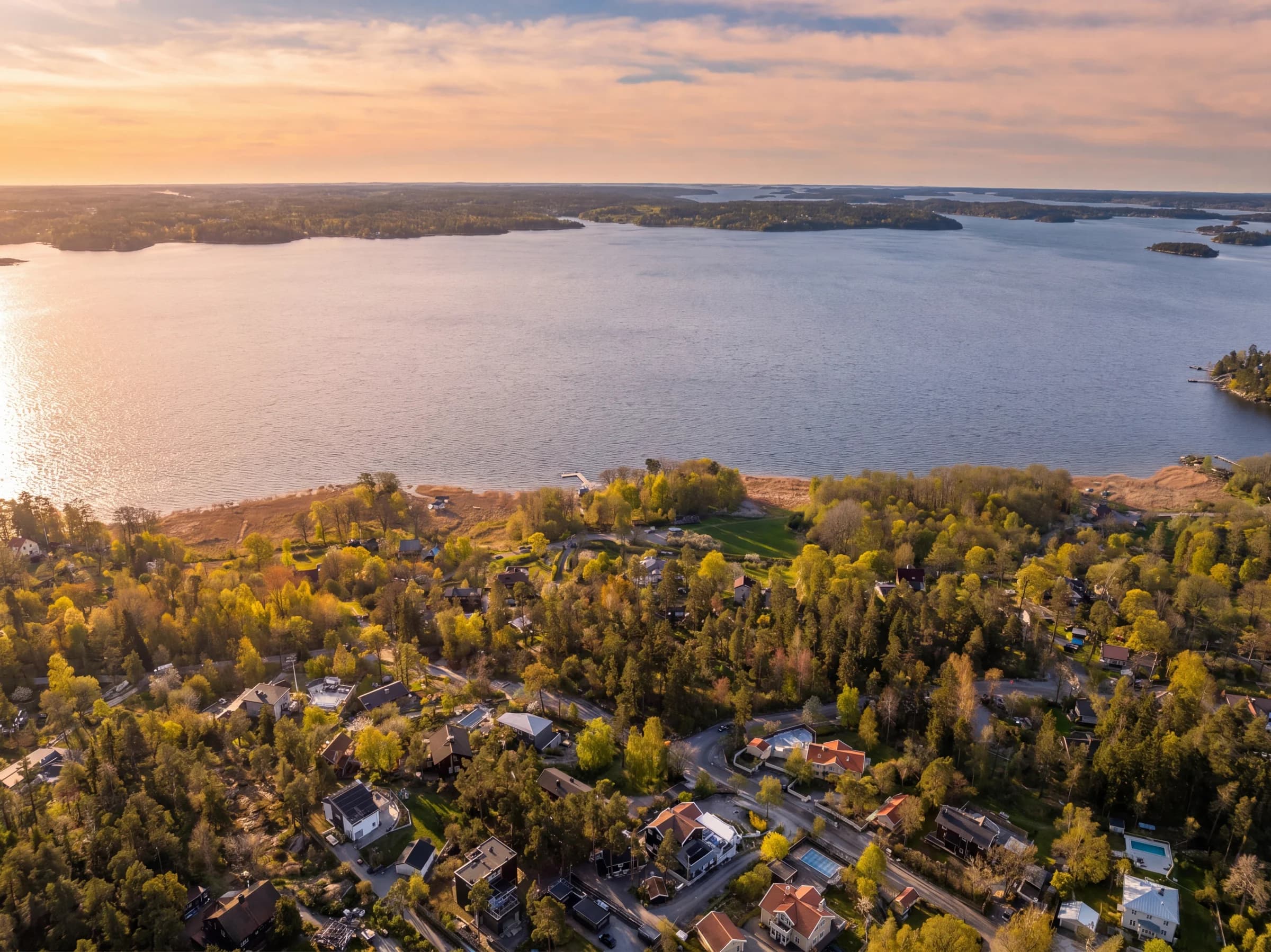 Drönarvy över Mjölkudden i solnedgång