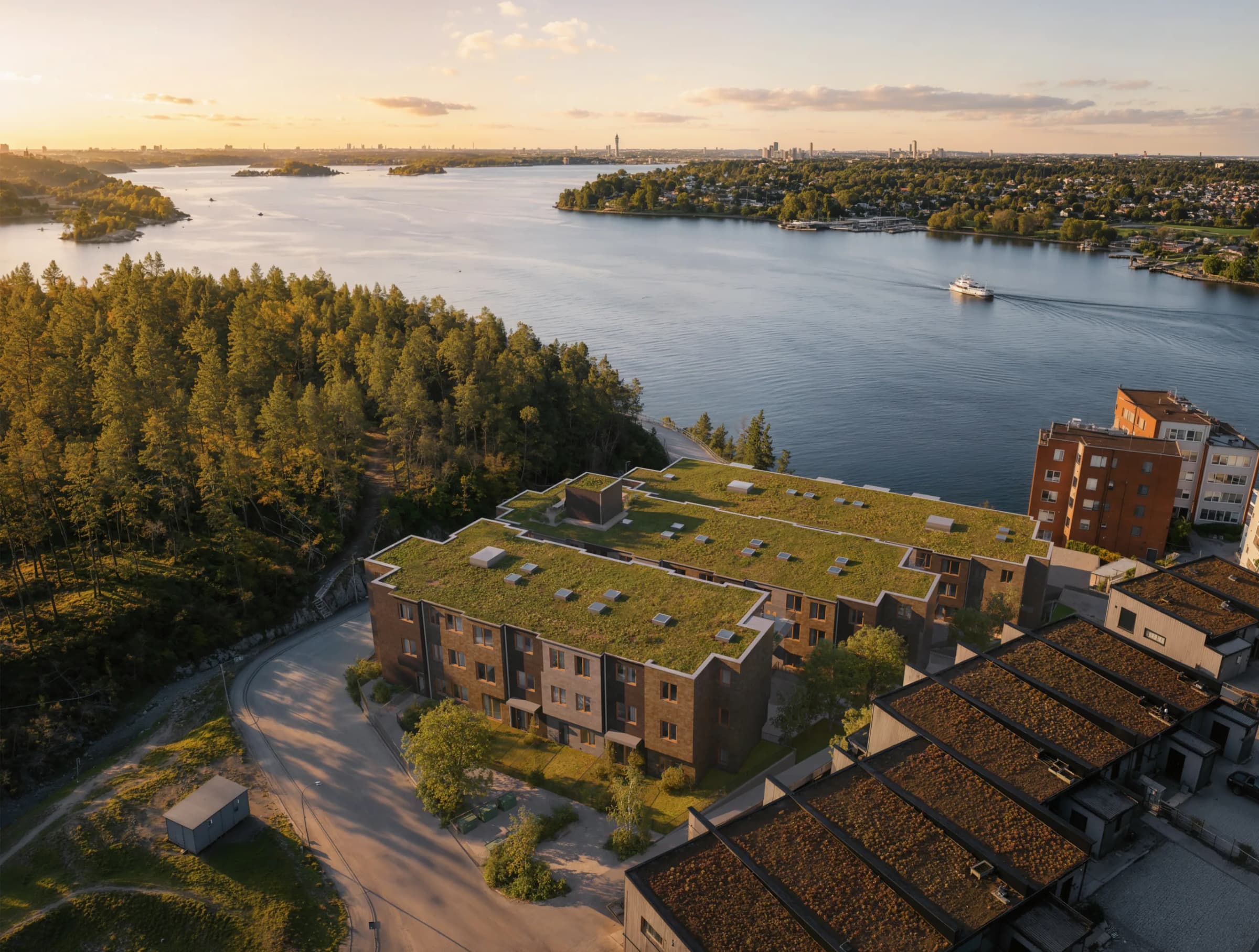 Telegrafterrassens bostadskvarter vid Stockholms inlopp i kvällsljus