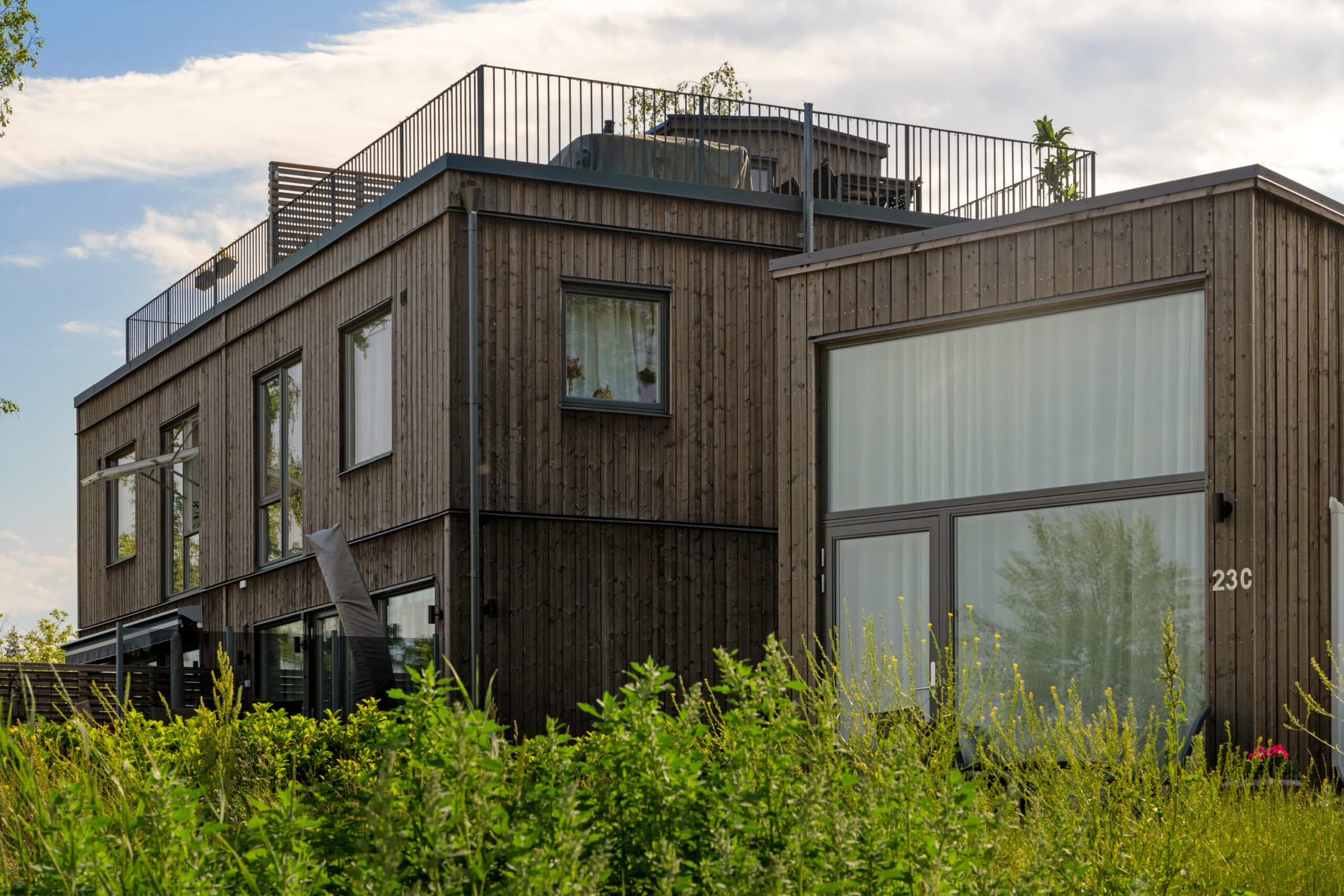 Parhus med takterrass och stora fönster